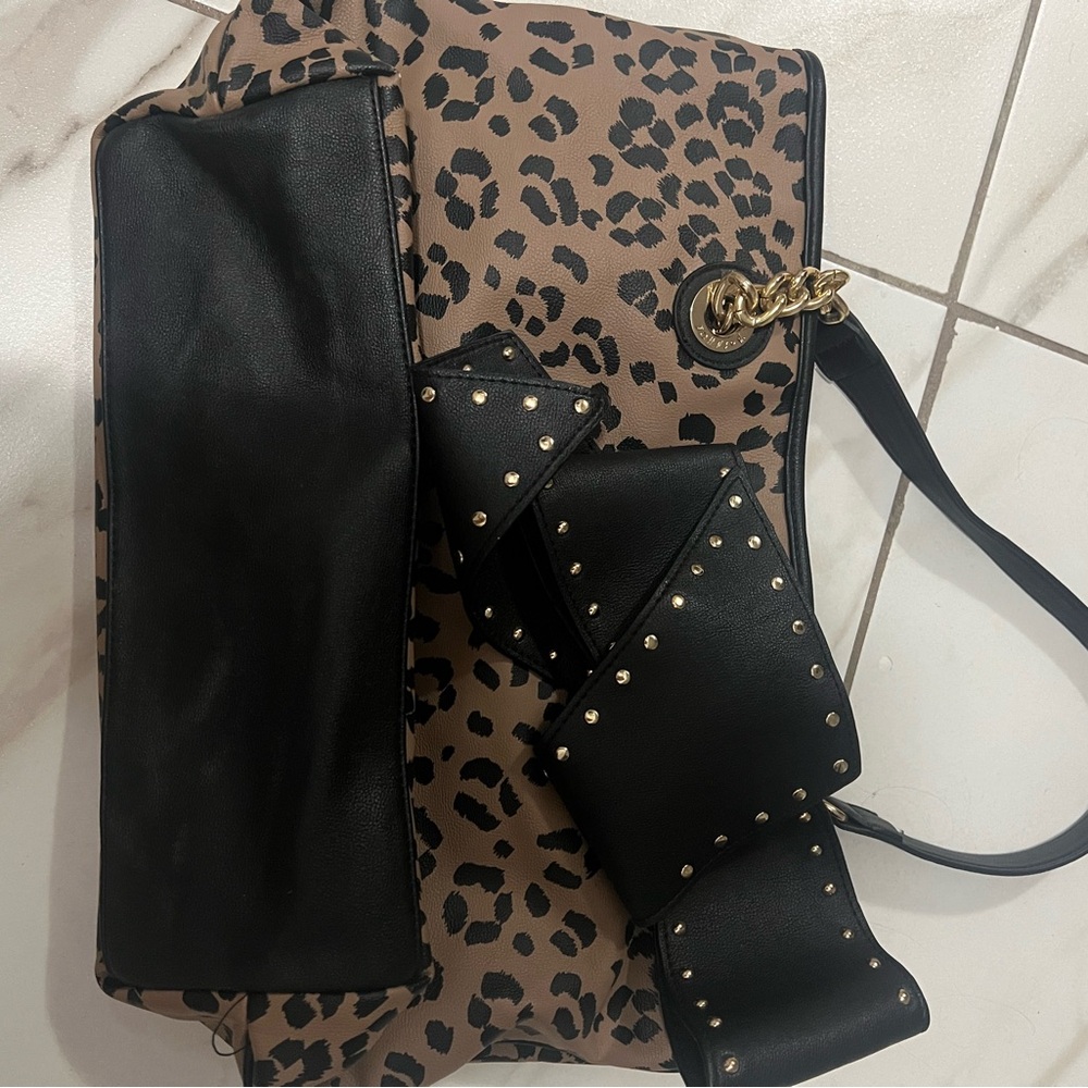 Closure type
Clamp
Outer material
Leather
Style
Tote Bag
Number of pockets
3 - Picture 9 of 9